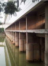 政府无钱建水闸称垮了就能重建 威胁10万人安全