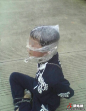 13岁男孩被绑架头缠塑料袋 机智逃脱人人赞