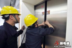 电梯救援请让专业人员去做，破坏性救援让人瞠目结舌