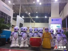 hold住大场面！这可能是认识领导人最多的机器人