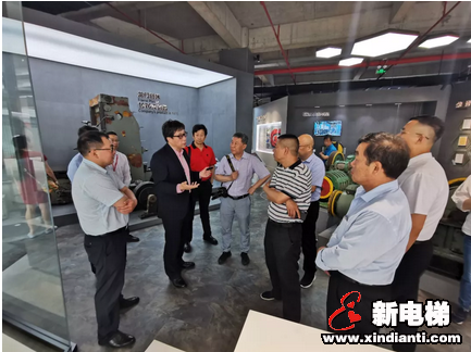 郑州市电梯商会考察团访问巨龙电梯(图2) 郑州市电梯商会考察团访问巨龙电梯(图2)