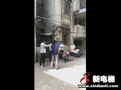 告别“爬楼时代” 合肥庐阳老城首部加装电梯投入使用(图3)