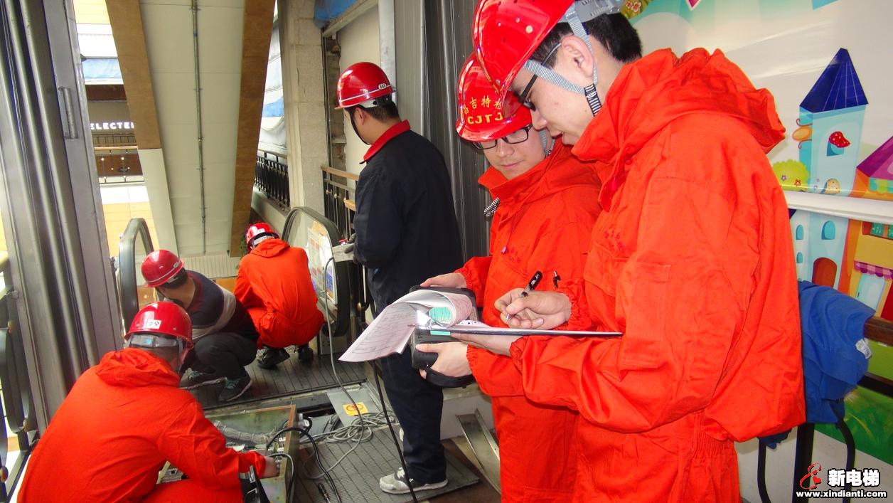 检验人员正在检验 电梯