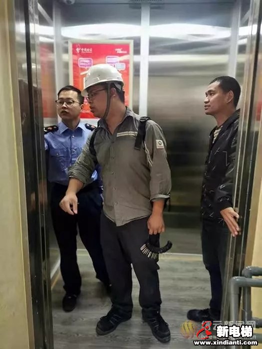 电梯施工工人被困电梯，灌云警方火速营救(图1)