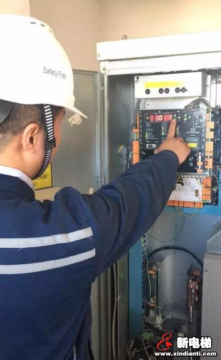 电梯内蹦跳嬉戏打闹，突然“坠梯”吓懵顽童！(图1)