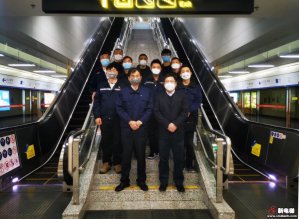 康力电梯董事长王友林亲临一线慰问苏州地铁维保团队