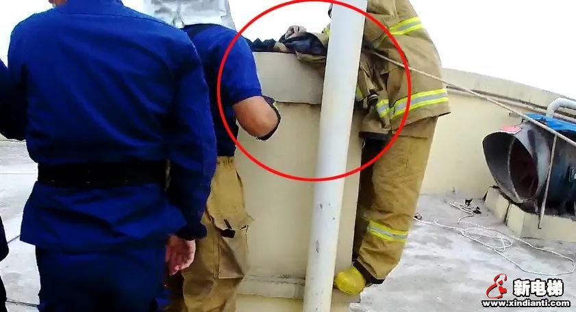 女孩不慎掉入26层电梯公寓的烟道……(图4)