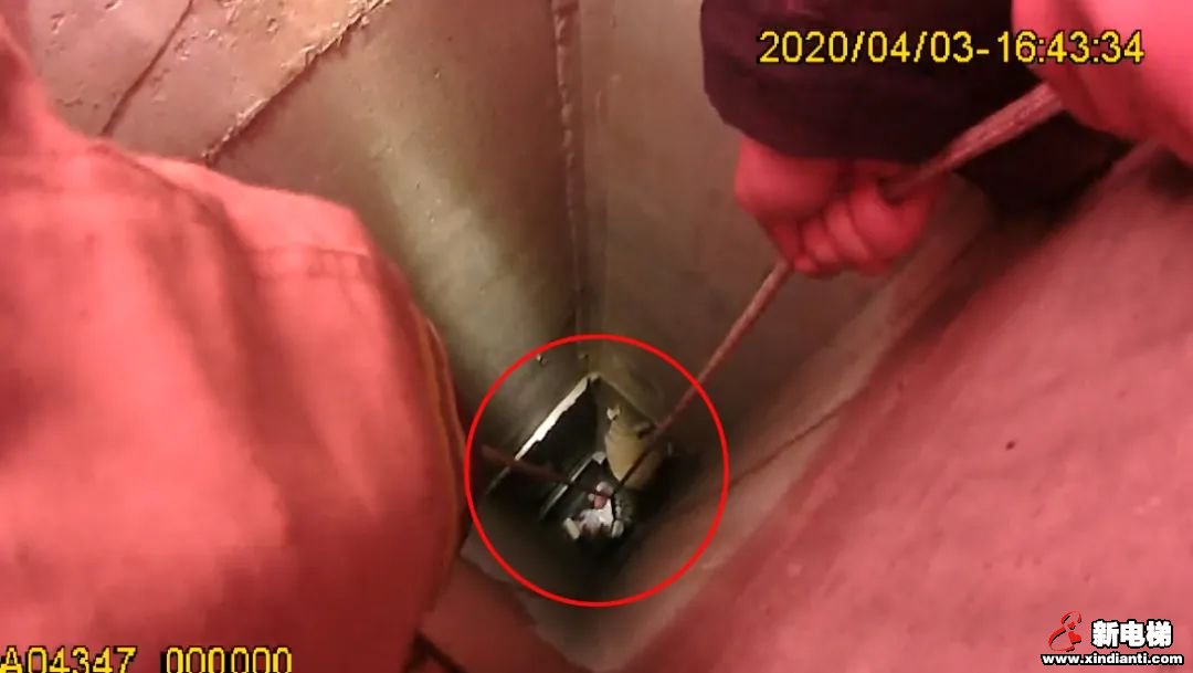 女孩不慎掉入26层电梯公寓的烟道……(图5)