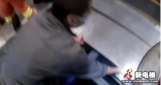 男童攀爬电梯摔倒被夹断3根手指 消防破拆电梯找寻断指(图2) 男童攀爬电梯摔倒被夹断3根手指 消防破拆电梯找寻断指(图2)