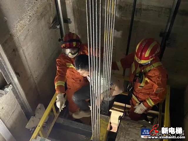 19人被困电梯 电梯维保人员多次尝试救援失败 消防破拆电梯顶部救人(图1) 19人被困电梯 电梯维保人员多次尝试救援失败 消防破拆电梯顶部救人(图1)