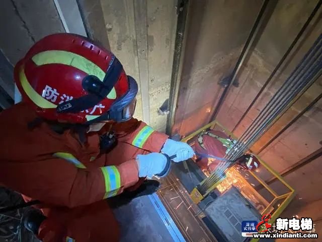 19人被困电梯 电梯维保人员多次尝试救援失败 消防破拆电梯顶部救人(图2) 19人被困电梯 电梯维保人员多次尝试救援失败 消防破拆电梯顶部救人(图2)