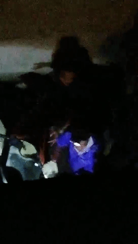 骑电瓶车上楼，13岁男孩坠井(图1)