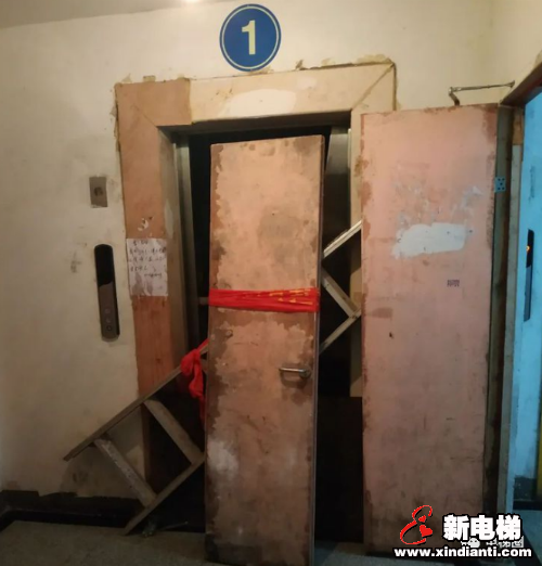 骑电瓶车上楼，13岁男孩坠井(图2)