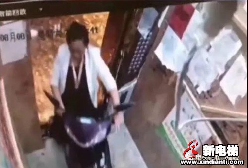 出事了！电动车进电梯后冒烟！(图1)