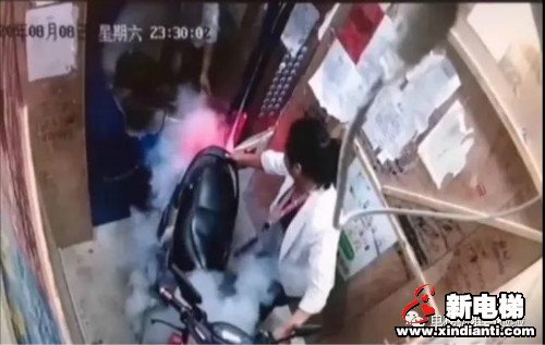 出事了！电动车进电梯后冒烟！(图2)