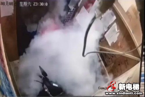 出事了！电动车进电梯后冒烟！(图3)