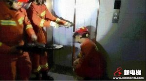 电梯又遭破拆！停电致乘客困梯，消防员用扩张钳破拆救援！