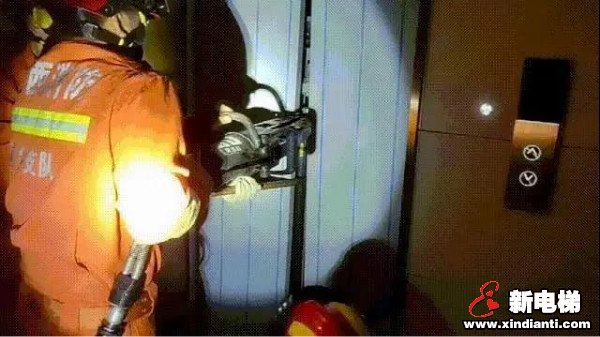 电梯又遭破拆！停电致乘客困梯，消防员用扩张钳破拆救援！(图2)