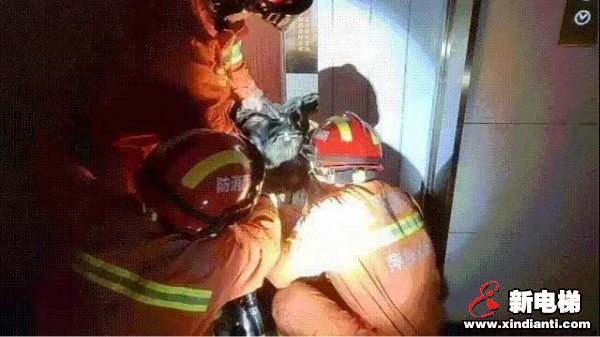 电梯又遭破拆！停电致乘客困梯，消防员用扩张钳破拆救援！(图3)