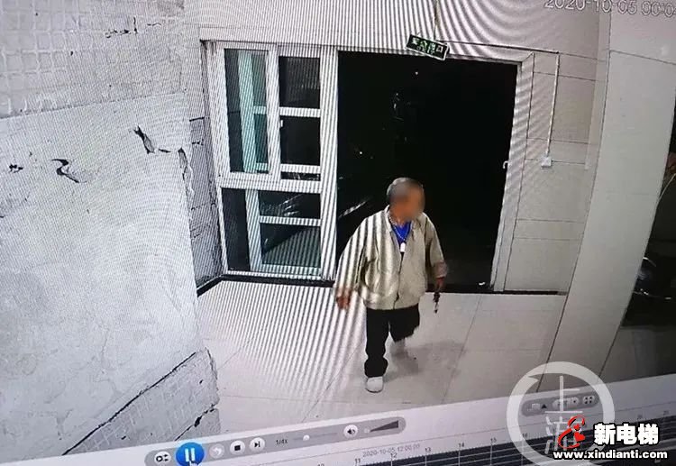 男子电梯内撒尿,强行掰开电梯门!(图1) 男子电梯内撒尿,强行掰开电梯门!(图1)