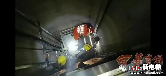 西安金辉世界城一工人被卡电梯两层之间(图1) 西安金辉世界城一工人被卡电梯两层之间(图1)