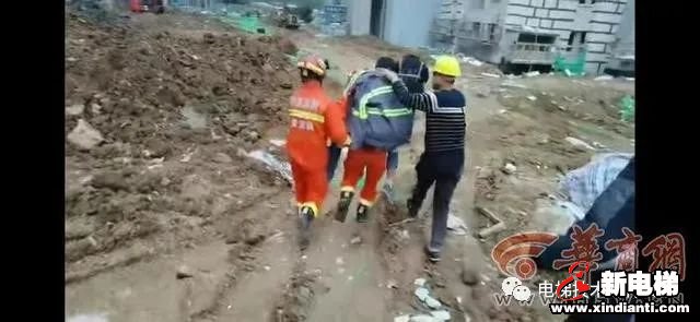 西安金辉世界城一工人被卡电梯两层之间(图2) 西安金辉世界城一工人被卡电梯两层之间(图2)