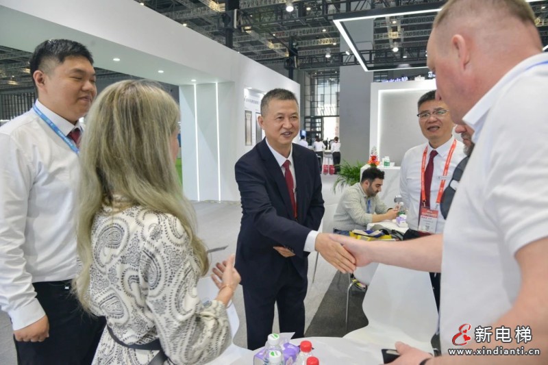 巨龙电梯亮相2024中国国际电梯展(图2)