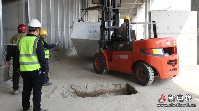 吹响奋斗号角，发起安装冲锋——新建城际铁路联络线“廊坊东站”首批扶梯到货纪实(图5)