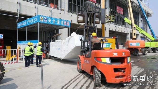 吹响奋斗号角，发起安装冲锋——新建城际铁路联络线“廊坊东站”首批扶梯到货纪实(图6)