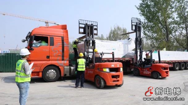 吹响奋斗号角，发起安装冲锋——新建城际铁路联络线“廊坊东站”首批扶梯到货纪实(图3)