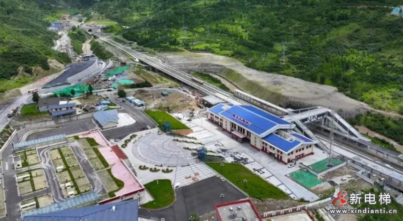 恒达富士电梯助力川青铁路黄龙九寨站，为西部发展注入新动能