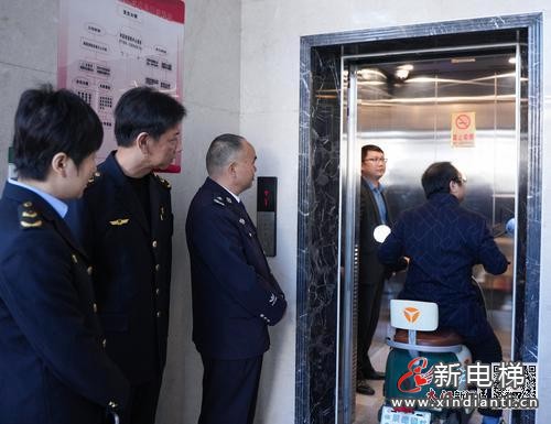 电动车进入电梯时,电梯门无法关闭