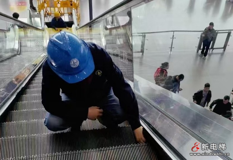 成都特检院抽调12名特检专家对成都东客站40台自动扶梯全面“大体检”