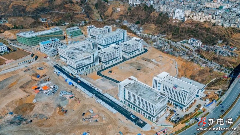 恒达富士大吨位载货电梯助力云南镇雄县易迁后扶纺织服装产业园崛起赋能添彩(图1)