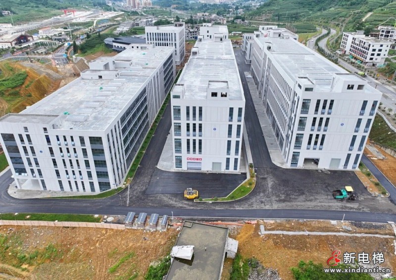 恒达富士大吨位载货电梯助力云南镇雄县易迁后扶纺织服装产业园崛起赋能添彩(图2)