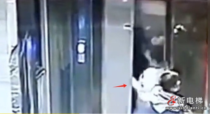少年踹坏电梯门跌落电梯井坠亡，家属索赔200万引热议