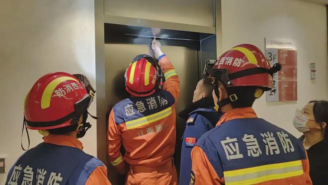 电梯突发故障！新余一女子被困电梯内…