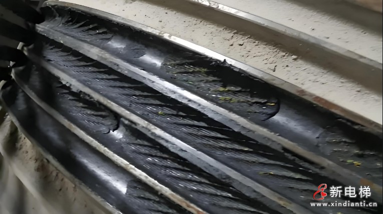 电梯钢丝绳出现油泥造成困人，维保单位擅自短接限速器开关是违法行为，会受到相应处罚