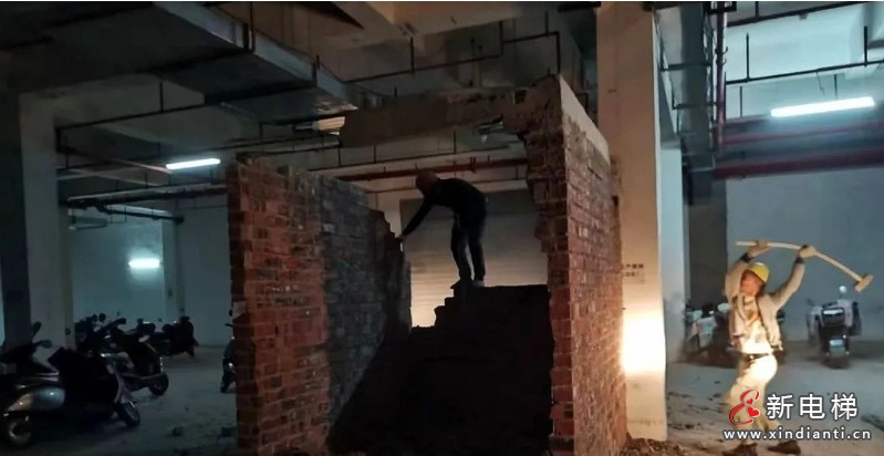 广西‌柳州一小区业主因擅自从地下车库搭建电梯井要安装私人电梯被执法部门依法拆除‌