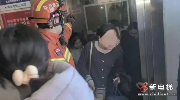 长沙某宾馆电梯故障10人被困 消防救援站紧急营救