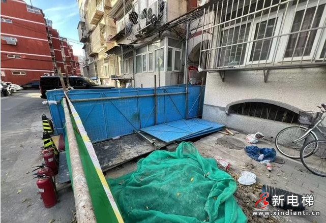 北京一小区加装电梯公示时间过半 门口的大坑一直被“晾”在那里停工状态