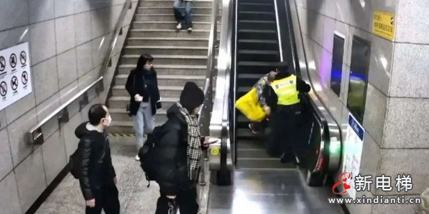 安全提醒！老年人和携带较多行李的人乘坐扶梯时要注意安全