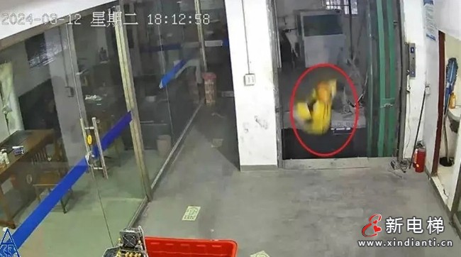 外卖小哥踩空坠入电梯井，当事人发声