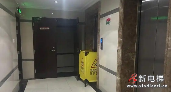 云南昆明一小区电梯疑因故障冲顶 导致59岁的业主不幸身亡