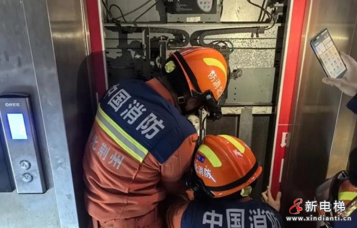 湖北荆州一商场15人被困电梯，因轿厢内门启动了自动闭合程序3名消防员用身体挡住电梯门，不到1分钟成功救援