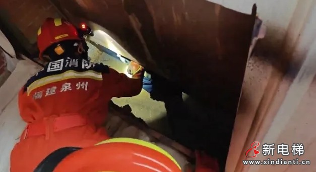 福建泉州一工人维修简易搭建的货梯时绳索断了 货梯厢和人坠落被困轿厢底