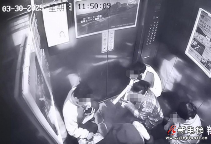 四川乐山时代广场5名乘客被困 电梯振动导致轿厢地板挤压变形