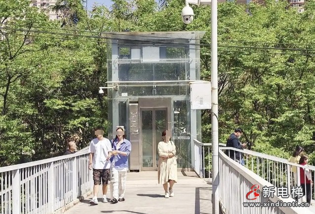 西安市太白立交附近的人行天桥加装了两部无障碍电梯却多年未运行