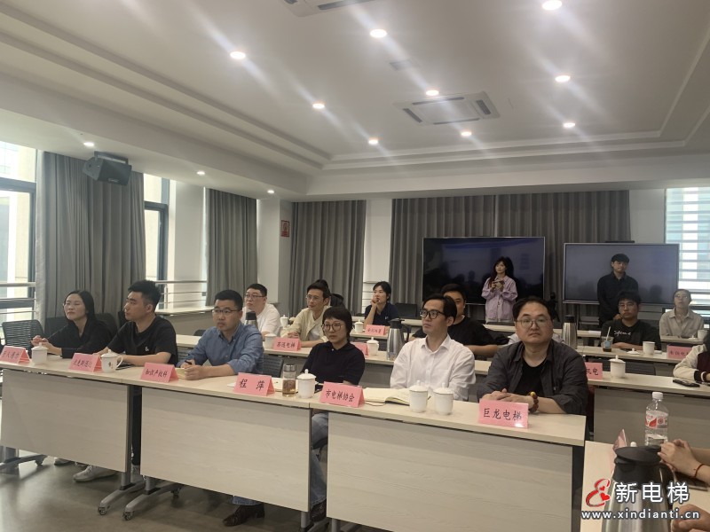 智能电梯产业专利导航垂域大模型推介会在湖州南浔召开(图2)