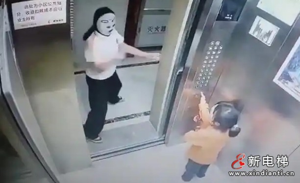 福建龙岩新罗区某小区一戴面具人阻止电梯关门 多次恐吓两名幼童